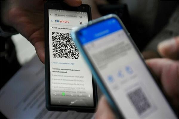 جهاز يفحص شفرة QR الخاصة بالتطعيم فيروس كورونا