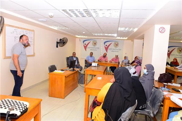 جامعة سوهاج تنظم دورة تدريبية للعاملين فى مجال التأمينات والمعاشات 