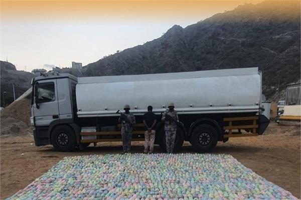 دوريات الأمن البرية تحبط محاولة تهريب 825 كيلوجراما من القات المخدر