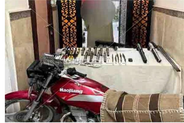 مداهمة وكر لتجارة الأسلحة وضبط عاطل بـ13 بندقية وفرد خرطوش 