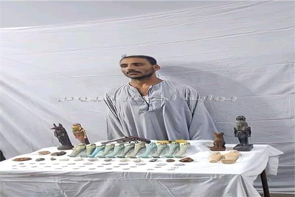 ضبط ٦٣ قطعة أثرية بحوزة فلاح في أسيوط 