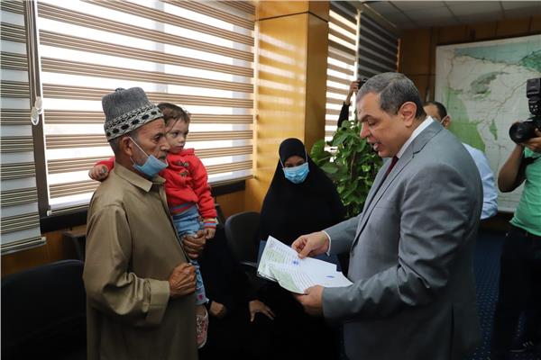 محمد سعفان وزير القوى العاملة يسلم رب أسرة قيمة بوليصة التأمين التكافلي 