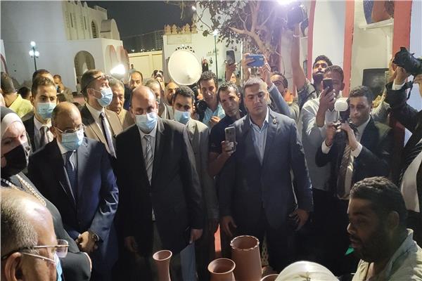  وزير السياحة والآثار يستمع لصناع الفواخر بقرية الفواخير   