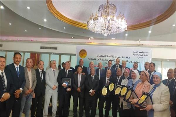 أول جلسة حوارية حوارية لإيجاد حلول لأزمة عجز المعلمين