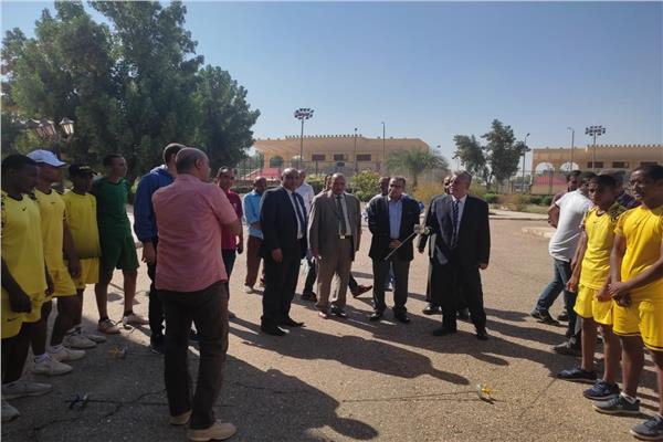  جامعه جنوب الوادي يتفقد المنشآت الرياضية