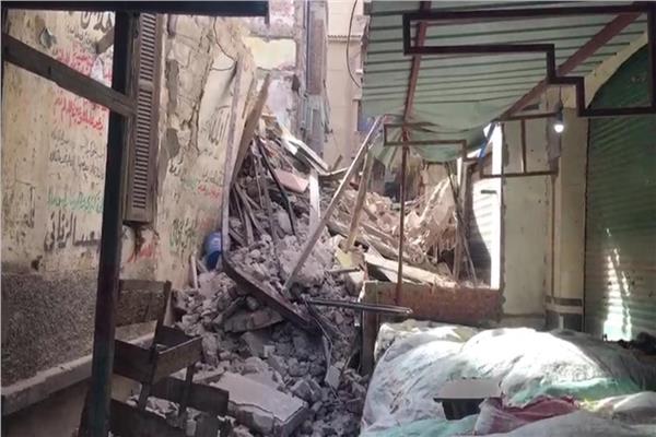 الجيزة تزيل عقار مائل بإمبابة 