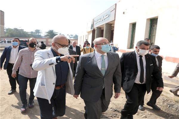 محافظ بني سويف يطمئن على انتظام تقديم الخدمات بالوحدة الصحية