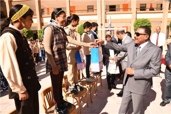 محافظ مطروح يكرم  صاحب مبادرة  كروت الأخلاق والطلاب المتميزين