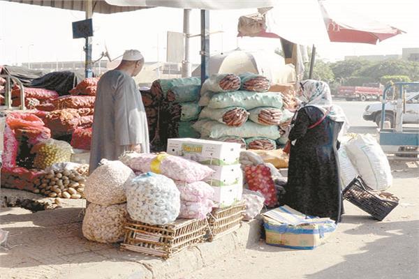 إقبال من المواطنين لشراء احتياجاتهم من أسواق الجملة