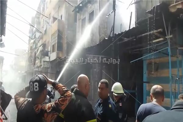 الحماية المدنية أثناء التصدي لحريق السوق التجاري ببورسعيد