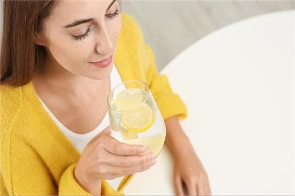 الماء الدافئ والليمون ضار بأسنانك