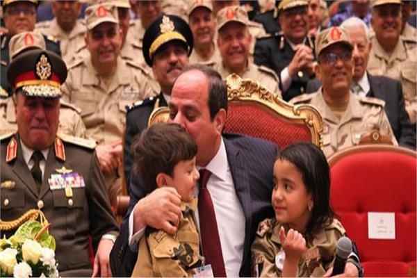 الرئيس مع أولاد شهيد 
