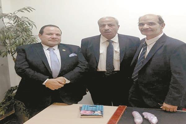 مسئولو الجمارك وأمامهم المضبوطات