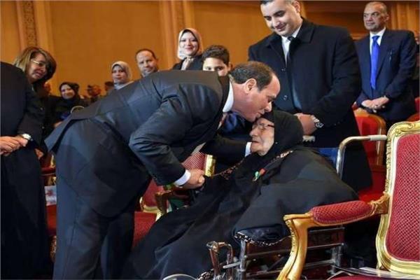الرئيس يقبل جبين أم شهيد