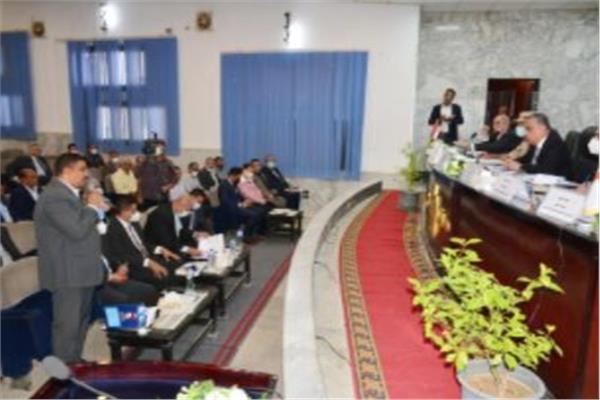 محافظ سوهاج يبحث آخر المستجدات 