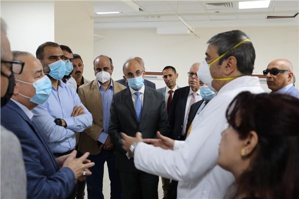رئيس جامعة الزقازيق يلتقى برجال أعمال