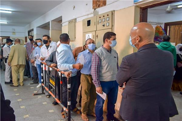 متابعة مستمرة من وكيل وزارة الصحة بالشرقية لمركز تطعيم المواطنين بلقاح كورونا بالمديرية 