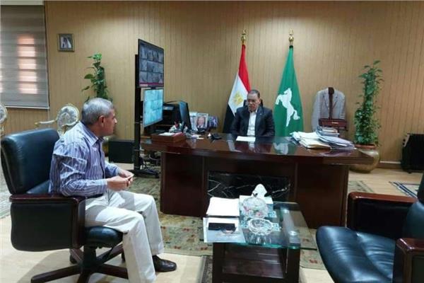 محافظ الشرقية پشدد على إسراع الخطى في تنفيذ مشروعات الرصف الجارية بنطاق المحافظه