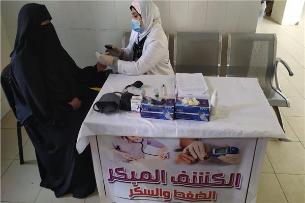 الكشف الطبي وتوفير العلاج لــ 1359 مواطناُ في قافلة طبية في بني سويف