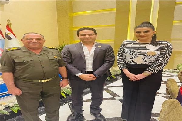 غادة عبد الرازق وزوجها مع قائد المنطقة الجنوبية العسكرية 