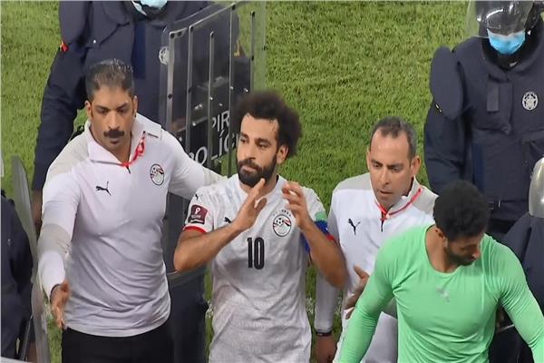 محمد صلاح يحيي جماهير أنجولا عقب المباراة
