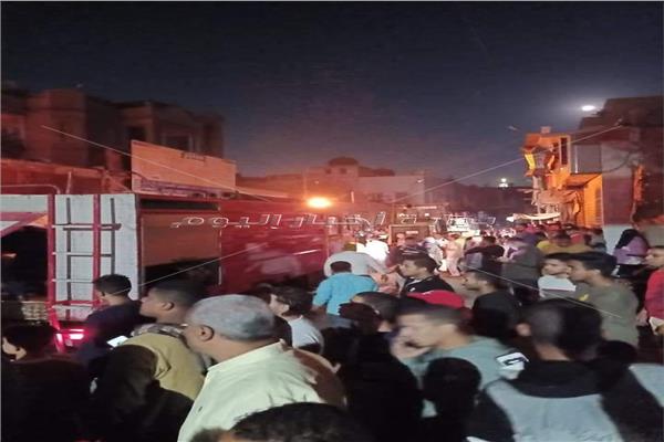 السيطرة على حريق  بالمعرض التجاري