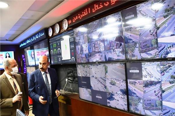 محافظ أسوان من داخل غرفة العمليات