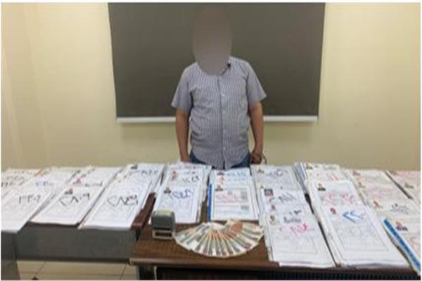 المتهم وأمامه المضبوطات