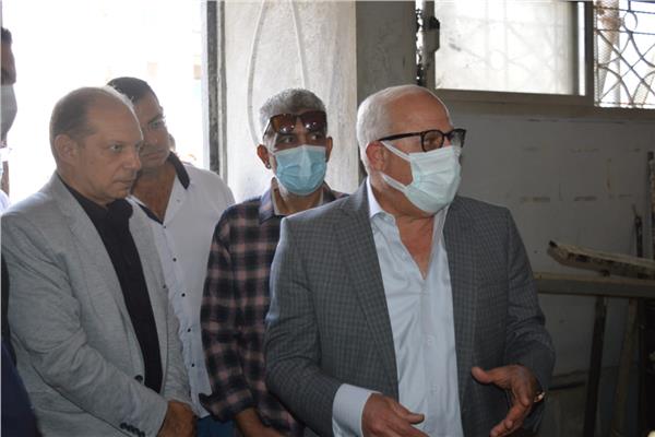محافظ بورسعيد يتابع سير أعمال إنشاء مركز تراخيص المحال التجارية الجديد بحى المناخ 
