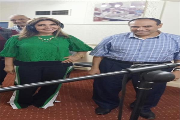 نادية مصطفى مع الشاعر طارق وهدان 