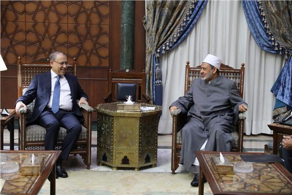 الدكتور أحمد الطيب، شيخ الأزهر خلال استقباله السفير نزيه النجاري، سفير مصر الجديد لدى موسكو