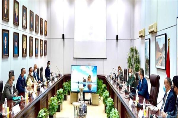 وزيرا السياحة والإسكان خلال الاجتماع