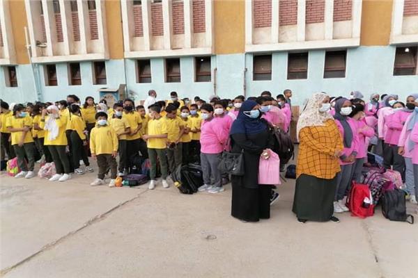 استئناف الدراسة بمعظم مدارس أسوان ..فصل الكهرباء عن مدرسة بعد سقوط المياه من المرواح