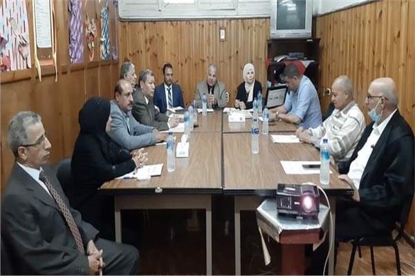 "خالد خلف" يوجه بعمل تدريبات خاصة بالإدارة الإلكترونية للمؤسسات التعليمية.