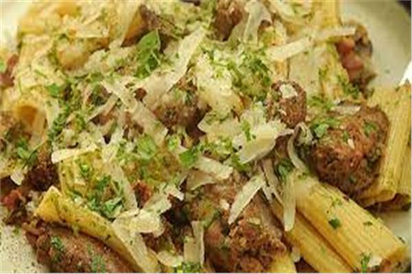 ريغاتوني مع صلصة كبدة الدجاج