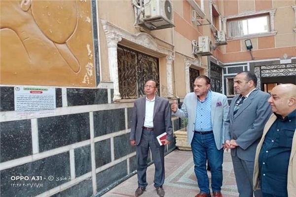 سكرتير عام محافظة المنيا يتابع إجراءات تطبيق منع دخول الموظفين بدون كارت تطعيم "كورونا " 