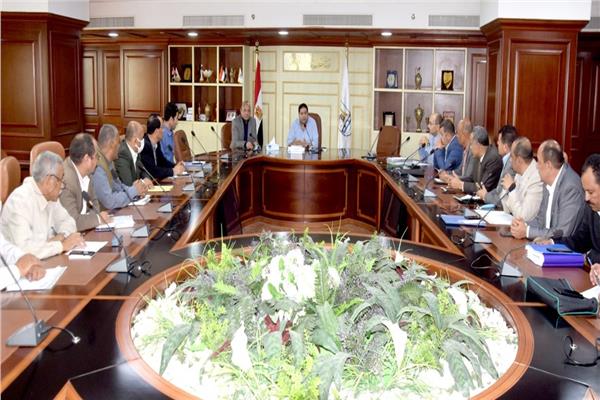 نائب محافظ بني سويف يناقش  ملف إزالة التعديات على أراضي وأملاك الدولة