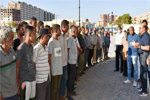 محافظ أسوان يشدد على تكثيف الجهود لإزالة أثار السيول