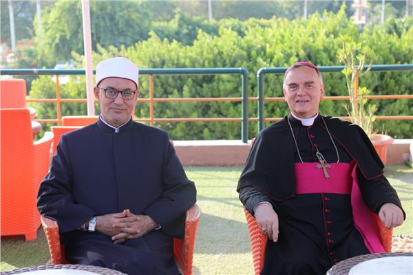د. نظيرعياد الأمين العام لمجمع البحوث الإسلامية خلال لقاءه بالسيد نيقولاس هنري سفير الفاتيكان بمصر