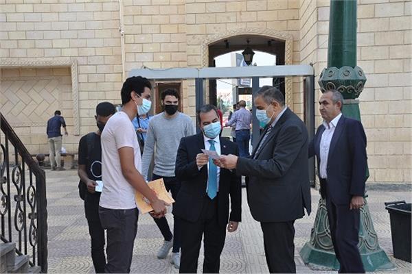  رئيس جامعة كفرالشيخ يتابع تنفيذ قرار منع دخول غير الملقحين