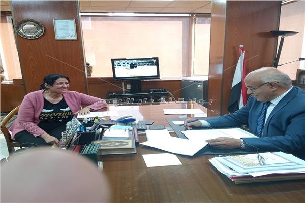 نرمين سليمان تحاور العضو المنتدب التنفيذى لشركة مصر للألومنيوم
