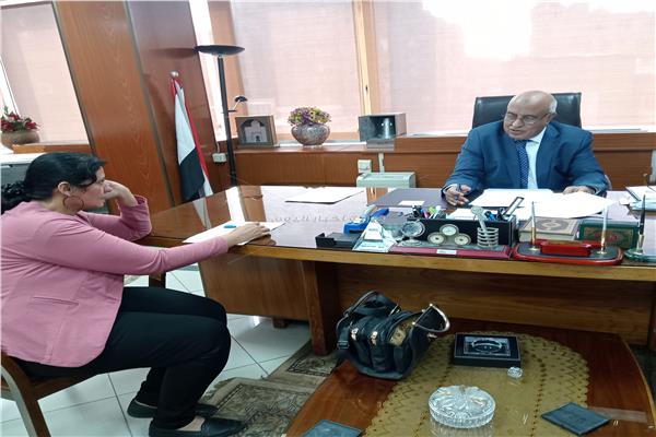 العضو المنتدب التنفيذي لشركة مصر للألومنيوم مع محررة "بوابة أخبار اليوم"