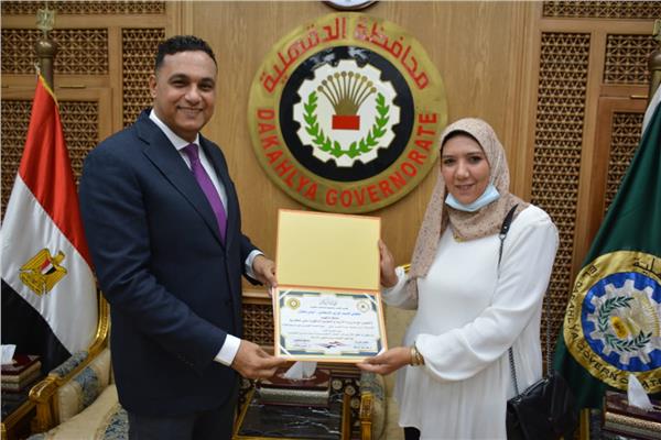 محافظ الدقهلية يكرم مدير الادارة التعليمية