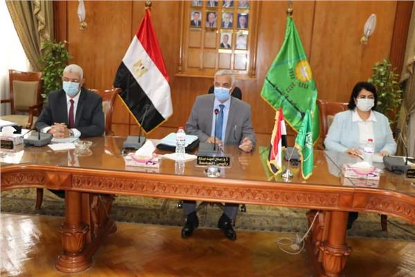 رئيس جامعة المنوفية يعقد لجنة التميز والتكريم لعام ٢٠٢١