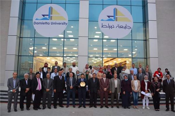 رئيس جامعة دمياط يلتقى بعلماء الجامعة 