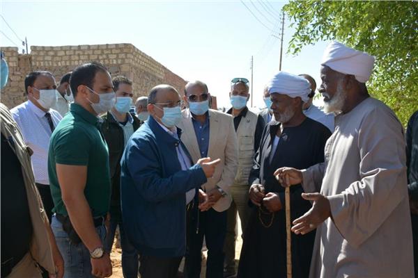 وزير التنمية المحلية مع متضرري أسوانم