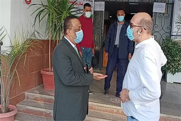  عميد آداب طنطا يتابع تطبيق الإجراءات الاحترازية على بوابة الكلية 