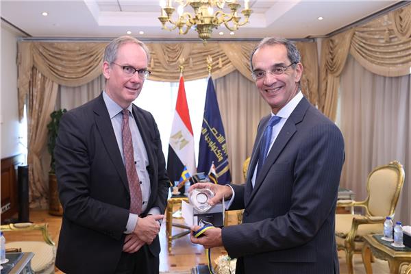 وزير الاتصالات مع سفير السويد