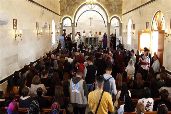 احتفل العشرات من أبناء مدينة الموصل بترميم كنيستين بعد سبع سنوات على تدميرهما 
