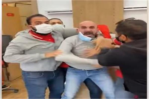 مشاجرة بين طبيب وموظفي فرع فودافون 